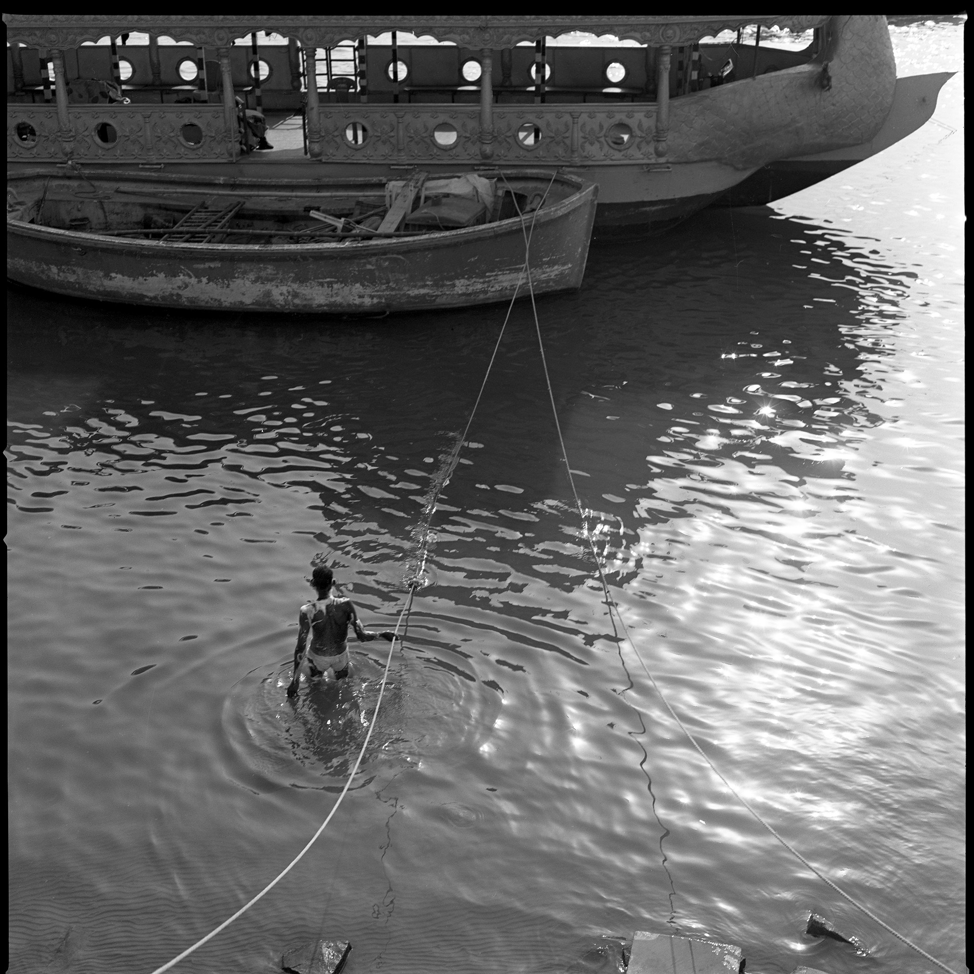 india051_varanasi_>
														<!--div class=