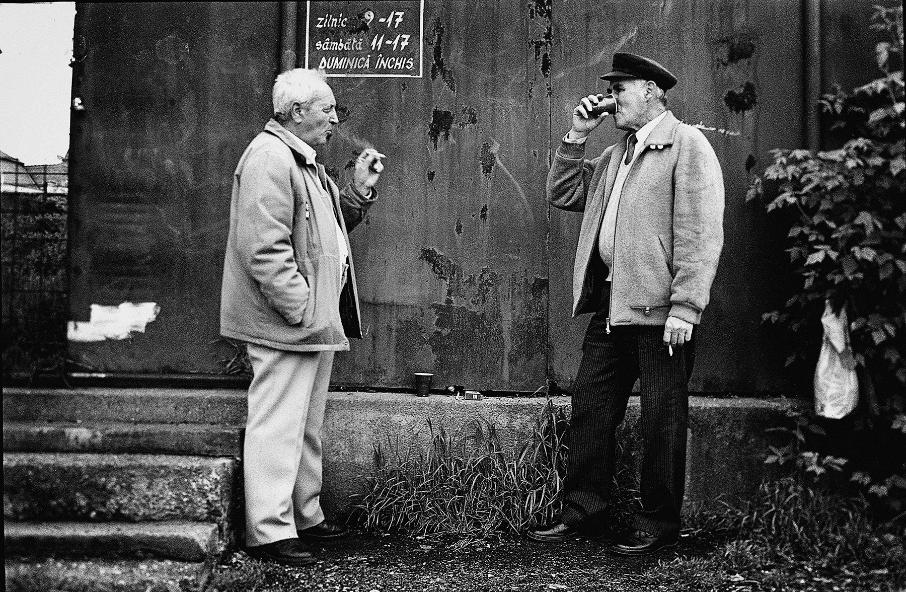 romania_smoke_break>
														<!--div class=