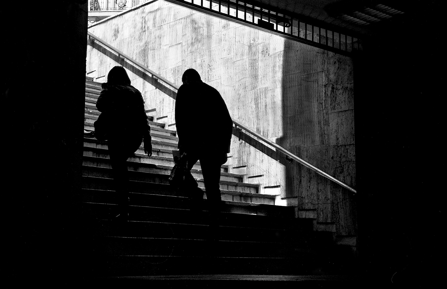 romania stairs train>
														<!--div class=